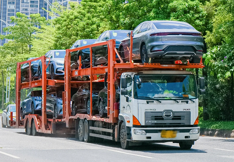 城镇化的建设让人们的工作、学习、旅游有更了更大的范围，汽车托运的需求也就应运而生，在多数人眼里，汽车托运变得一点也不新鲜，但是现在的汽车托运行业还不够完善，各家公司服务层次不一，许多公司还停留在原始的运输环节。那么，汽车托运公司哪家靠谱，车主们应该如何做出正确的选择？